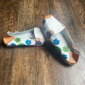Venus Celia White Leather Loafers With  Multicolored Flowers Size 38/40 US 7.5
